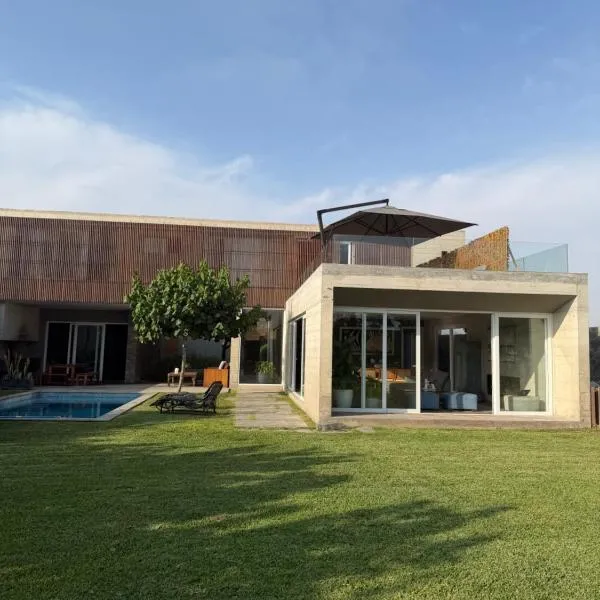 Casa Catalina - Oceanfront house Lima, hotel en Lima