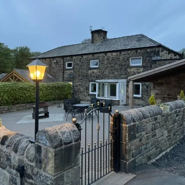 Smithills Farm Holiday Cottage, хотел в Egerton