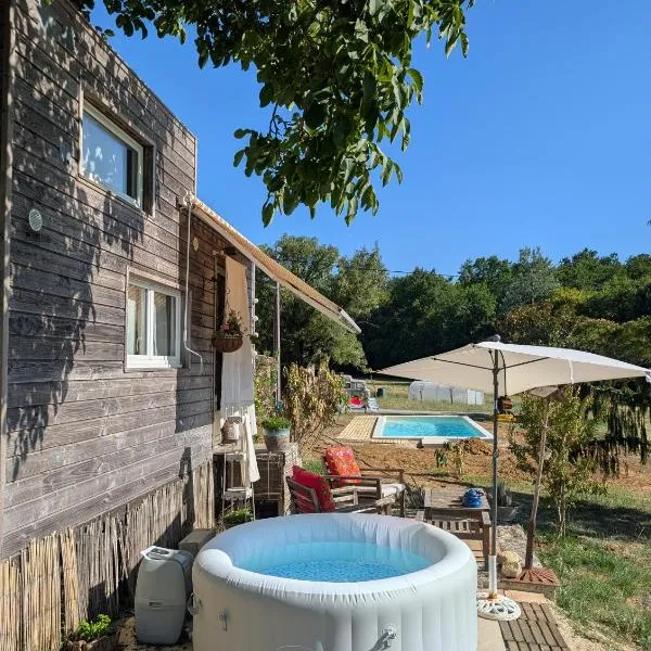 Tiny chouette et jacuzzi, hotel in Doulezon