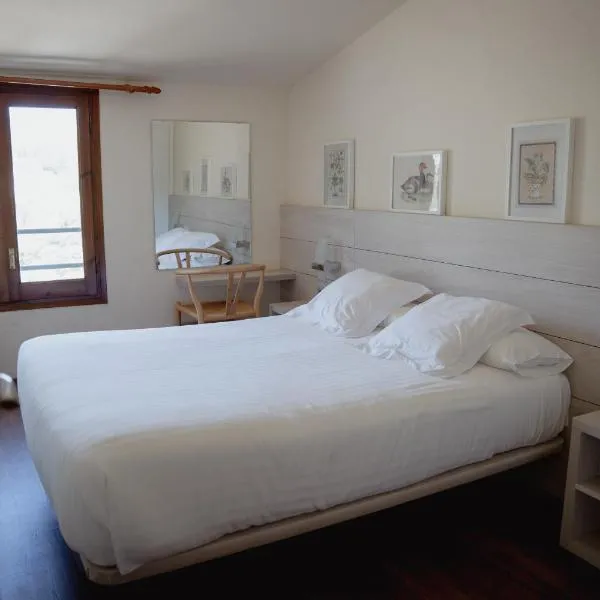 Hostal Bertran، فندق في Salás de Pallás