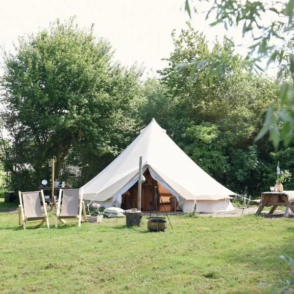 Smuk Grutte Bell Tent nabij het water in Friesland, hotel v destinaci Echtenerbrug