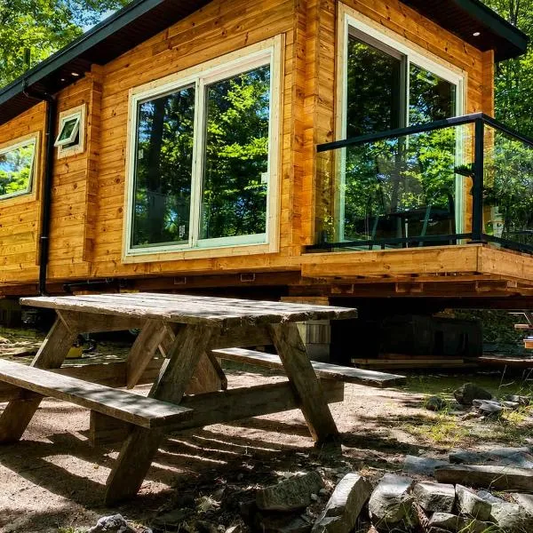 1-bedroom Unique Eco Log Cabins in Parry Sound #104, отель в городе Парри-Саунд