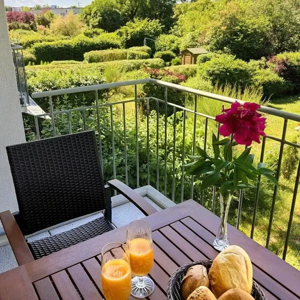 Ferienwohnung mit großem Balkon - ruhig, elbnah & stadtnah, hotel in Dresden