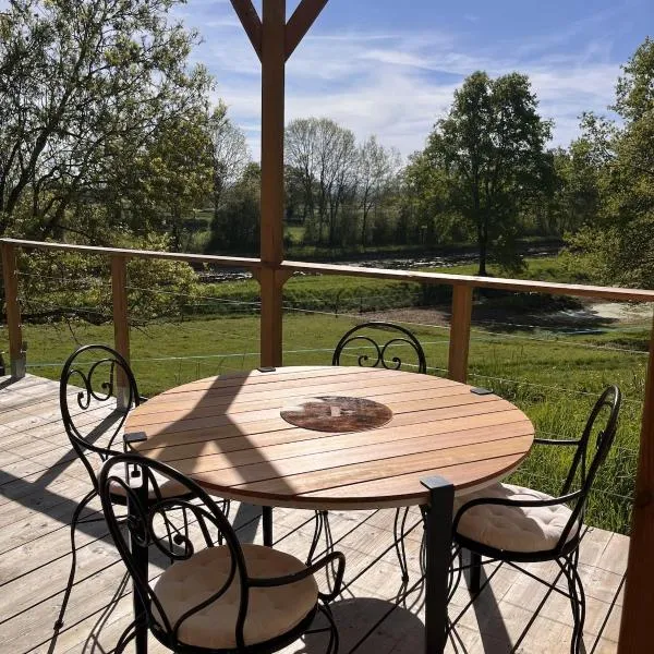 Studio indépendant au calme avec terrasse, hotel in Bourg-le-Comte