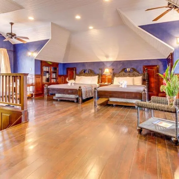 산 이그나시오에 위치한 호텔 Crow's Nest Suite at Mahogany Hall -Gold Standard Certified