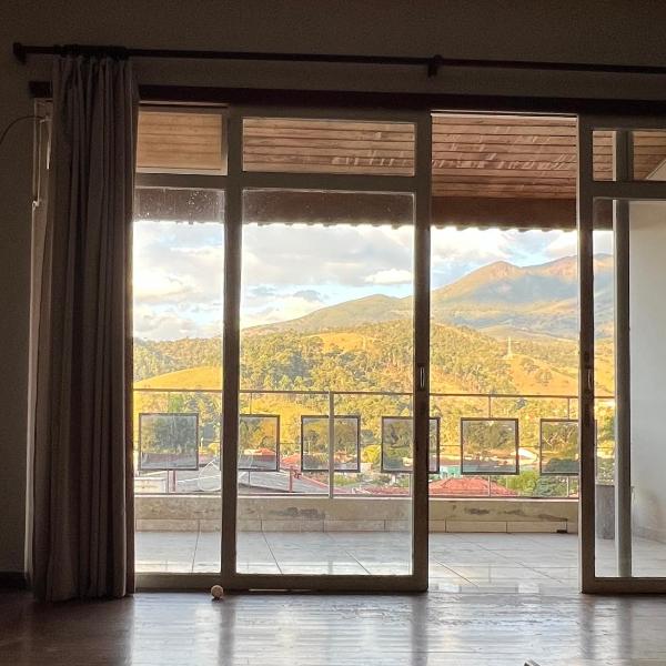 Casa no centro com vista para as montanhas