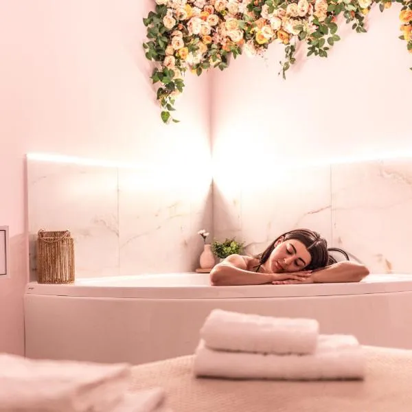 Almond Jacuzzi Suites - Private Indoor Jacuzzi - Self Check-In - Free & Easy Street Parking, hotel u Solunu