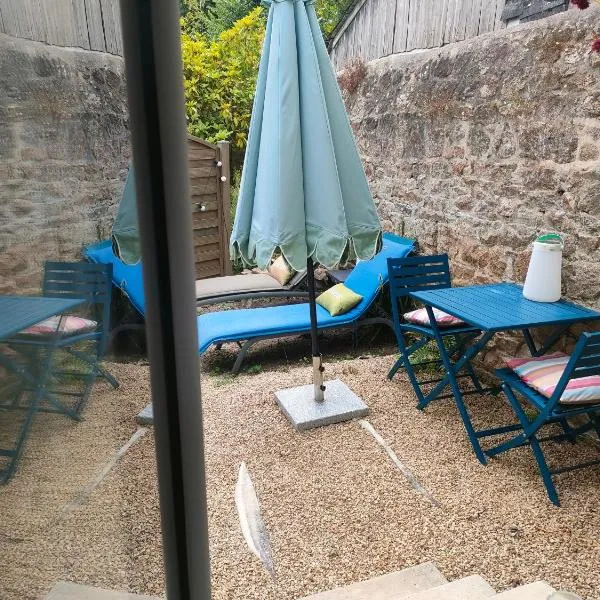 Guingamp में, होटल La Suite 27 bis, maison indépendante avec terrasse, proche gare et centre