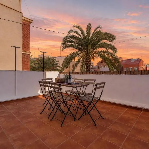 Marina Beach House with Private Terrace, hotel i Valencia