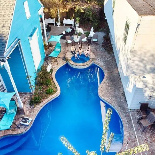 5 BR - Sleeps 8! Steps from Bourbon Street!, hotel in New Orleans
