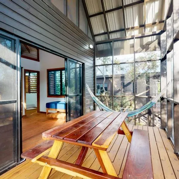 Mahogany Cabaña at Inn The Trees -Gold Standard Certified – hotel w mieście Placencia