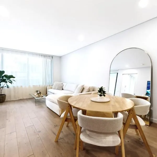 Modern Coastal Apartment with Private Balcony, hotel din Sydney