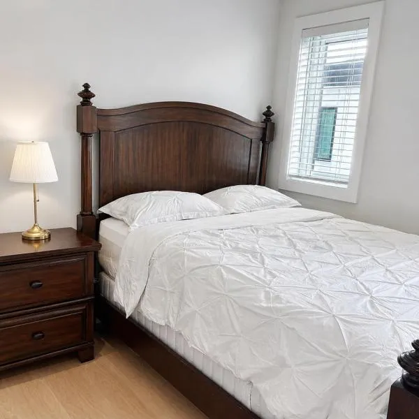 Private Queen Room with Private Bathroom Near Steveston, hotel en Richmond