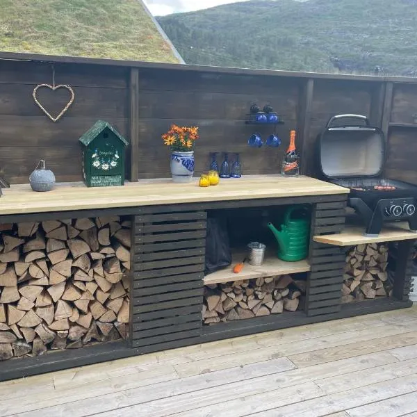Unique lovely holidayhome, BBQ, quiet nature close to Trolltunga, hotel em Utsikten