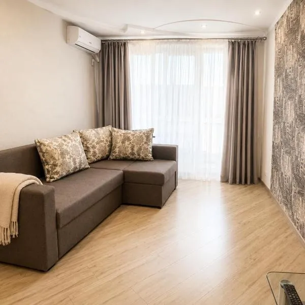 Luxury 3 Rooms Apartments in Center by Green House, hótel í Poltava