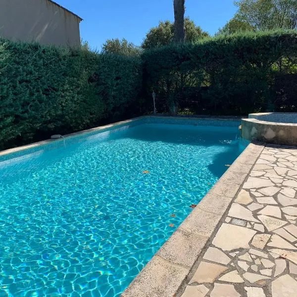 Villa avec piscine à Saint-Raphaël et vue sur la montagne, hotel di Saint-Raphaël