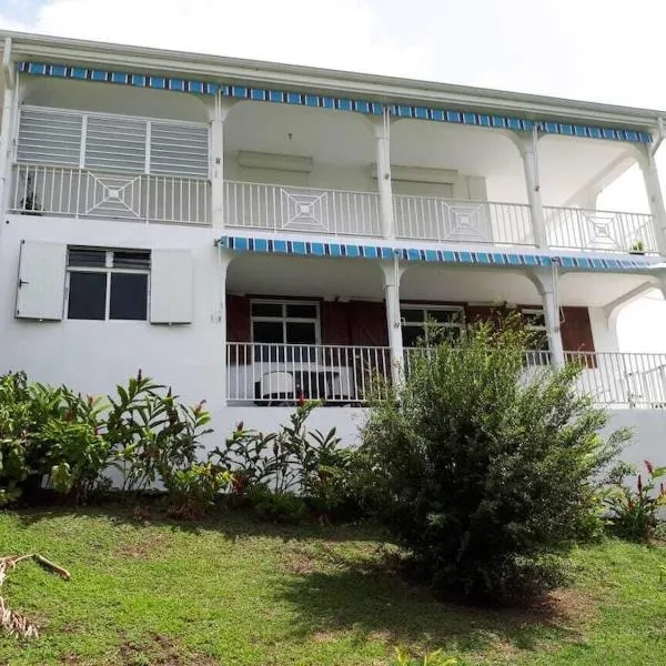 Maison accueillante avec vue sur la mer à Deshaies + Terrasse, hotel in Deshaies