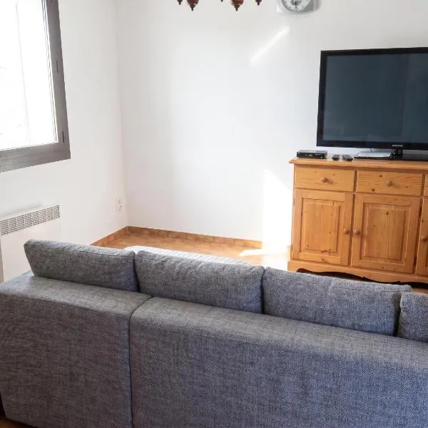 Appartement charmant avec vue sur lac et montagne – 75 m², hotel a Fontrabiouse