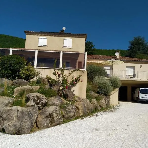 Maison accueillante à Nant avec piscine partagée、Nantのホテル