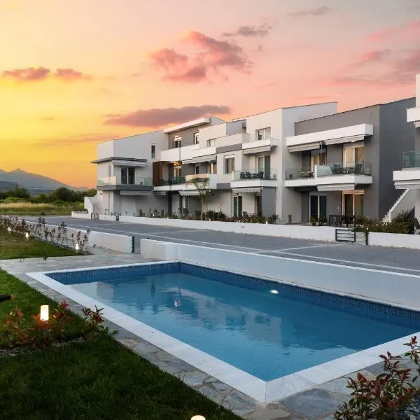 Green Almond Residential Complex، فندق في Orfánion