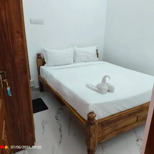 B2N Hotels Near Sri Ramachandra Hospital Porur, hotel a Chennai