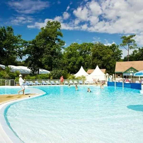 Bungalow convivial à Saint-Brevin-les-Pins avec piscine - 32 m², hotel in Saint-Brevin-les-Pins