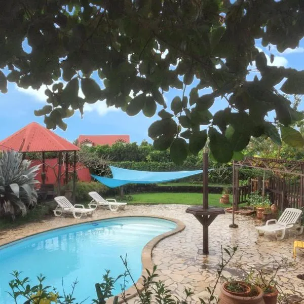 Bungalow idyllique à Trois-Rivières avec piscine partagée โรงแรมในทรัวส์-รีวิแยร์