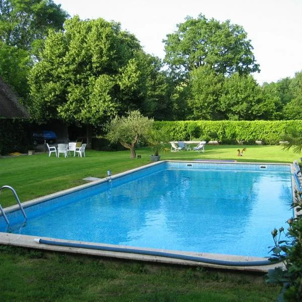 Maison de charme à Saint Branchs avec jardin d'1 hectare โรงแรมในSaint-Branchs