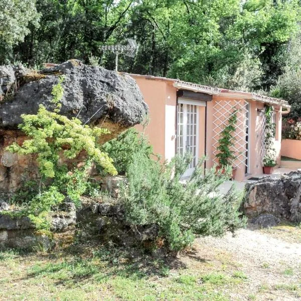 Maison charmante à Montauroux avec jacuzzi et vue, מלון במוטורו