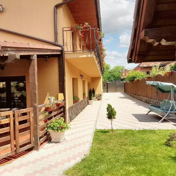 Charming House in Săcele with Garden View + BBQ, hotel Négyfalun