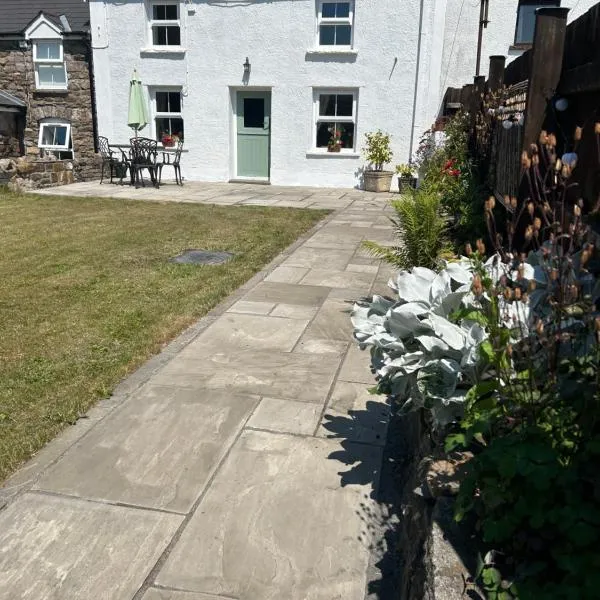 Owl Cottage - sleeps 5 near Brecon Beacons, Zip World, Bike Park Wales, hotel u gradu Llwydcoed Station
