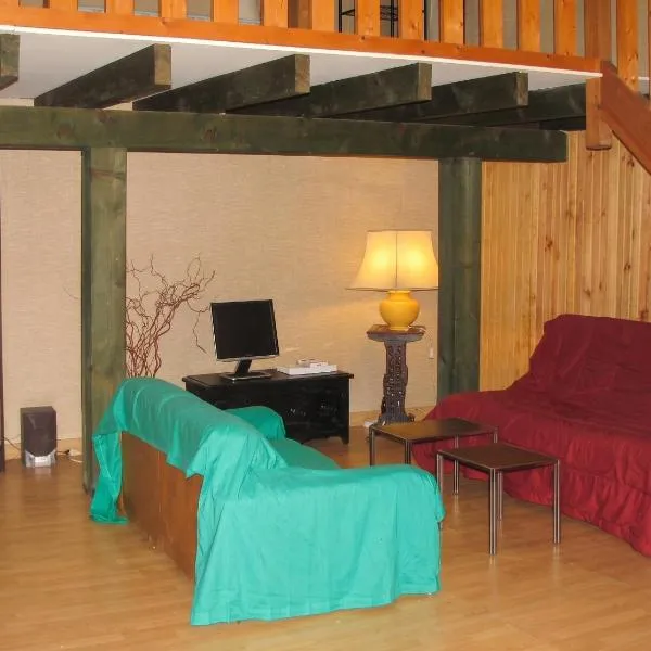 Studio confortable près de Beaumont-du-Périgord, 60 m², cheminée, hotel in Beaumont-du-Périgord