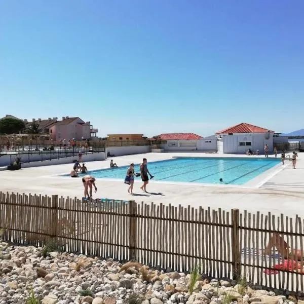 Vue étang et montagnes avec piscines, hótel í Le Barcarès