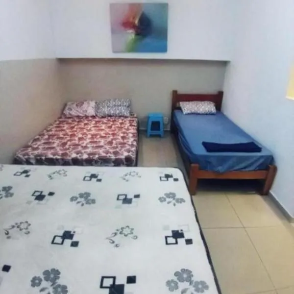 Casa Studio Home Oficce - Esp Térreo Priv c Garagem - Qto Family Wi-Fi a 200 mts da Praia, hotel in Santos