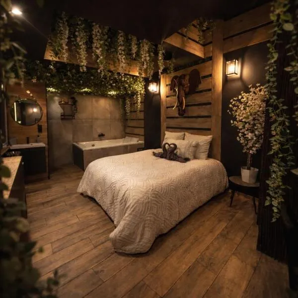 Love room Jungle Saint-Cyr-sur-Mer、サン・シル・シュル・メールのホテル