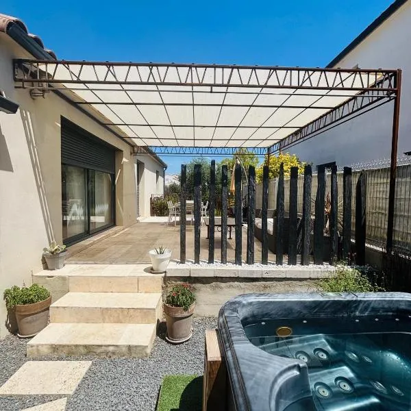 Villa avec jacuzzi en petite camargue, hotel in Saint-Laurent-dʼAigouze