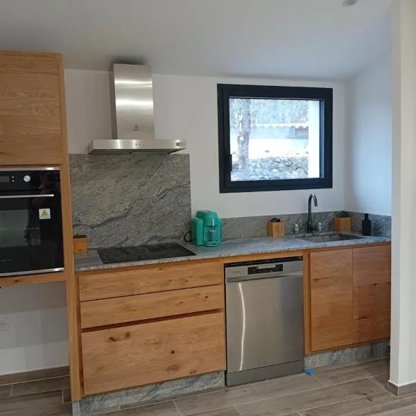 Studio indépendant niché au milieu des bois, hotell i Rougiers