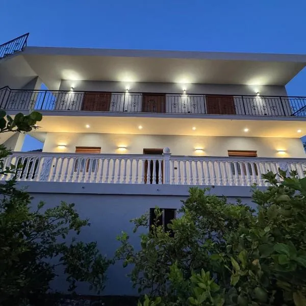 Villa Denis Gjeta, hotel v destinácii Borsh