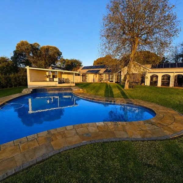 Solar pwrd house with pool and entertainment area、ヨハネスブルグのホテル