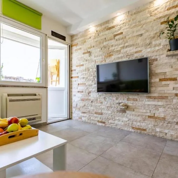 Stone & Sun 2BDR apartment with balcony, hotel v destinaci Zadar