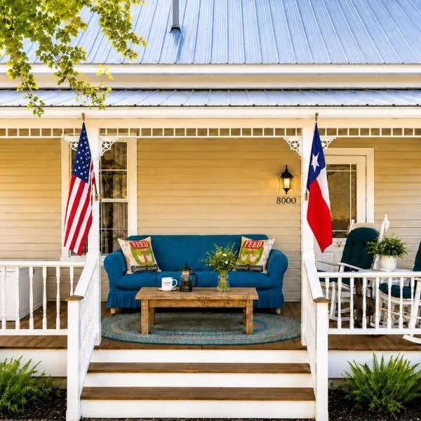 Romantic Historic - Cottage Farmhouse - Pond - Porch - Fenced - The Cottage at Chappell Hill, hotel u gradu 'Chappell Hill'