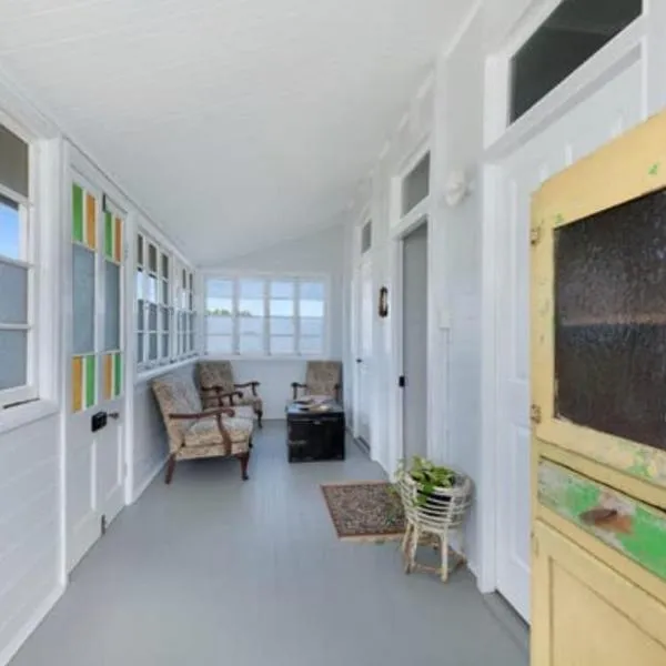 Beach Cottage Upstairs, hotel i Burnett Heads
