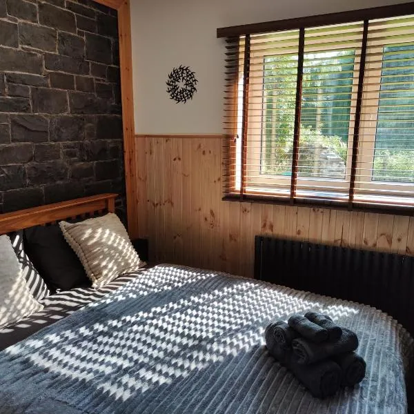 Swallows Nest - Yarrow Valley Family Studio -Sleeps 4- with Garden Access and Hill Views, Hotel in Selkirk