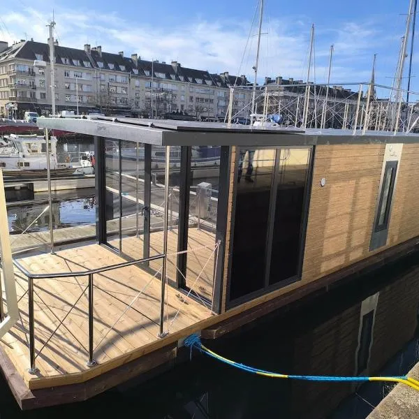 L'Oasis Caennais, péniche sur le port, hotel in Caen