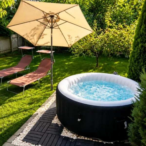 The Green House - Jacuzzi & Garden Escape, hotel di Timisoara