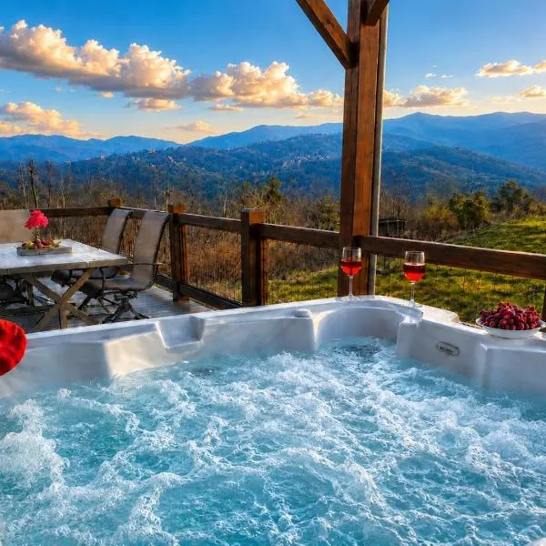 Luxury 6 BED 5 BATH Mountain Cabin HOT TUB Theater Sleeps 20 IDEAL LOCATION Fireplace KING SUITES Fire Pit GAME ROOM, Hotel in Sevierville