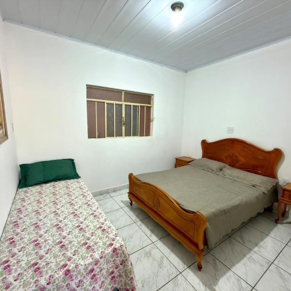 Casa central, com 2 quartos e até 2 carros