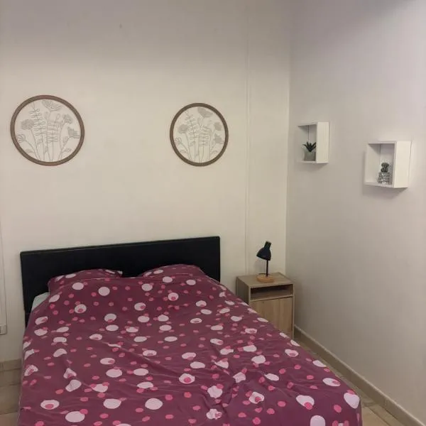 un lit double dans une chambre dans un appartement de 3 chambres en colocation à proximité du centre ville, hotel in Toulon