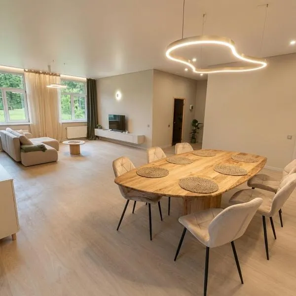 Lapsiņmuiža Pool House, hotell i Dzedri