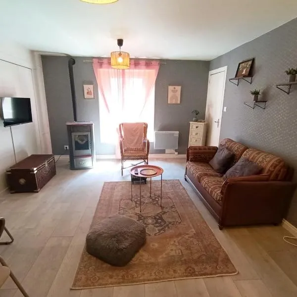Appartement cosy tout équipé centre d'Olliergues, hotell sihtkohas Olliergues